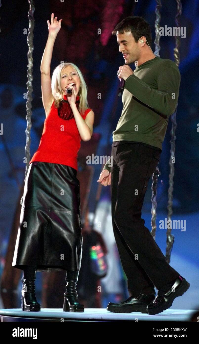 Los cantores Christina Aguilera (L) y Enrique Iglesias actúan en medio  tiempo durante el Super Bowl XXXIV, enero de 30. Los Titanes de Tennessee y  los Rams de St. Louis se reunieron