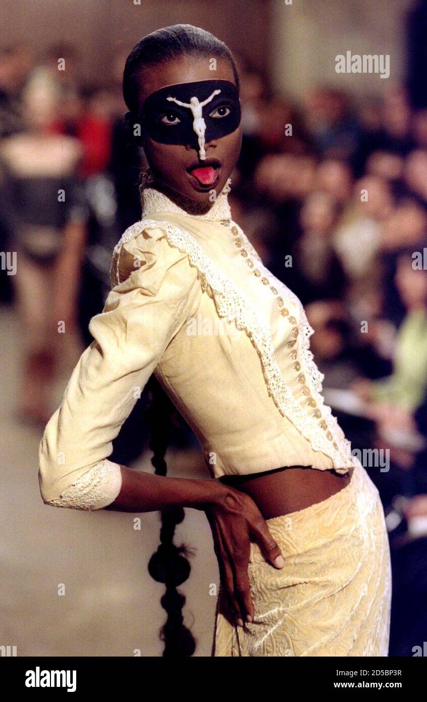 Punto muerto lamentar Señuelo A model wearing a two-piece outfit from the Alexander McQueen Autumn/Winter  1996 collection pokes her tongue out at the audience as she parades along  the catwalk, March 1. The collection was shown