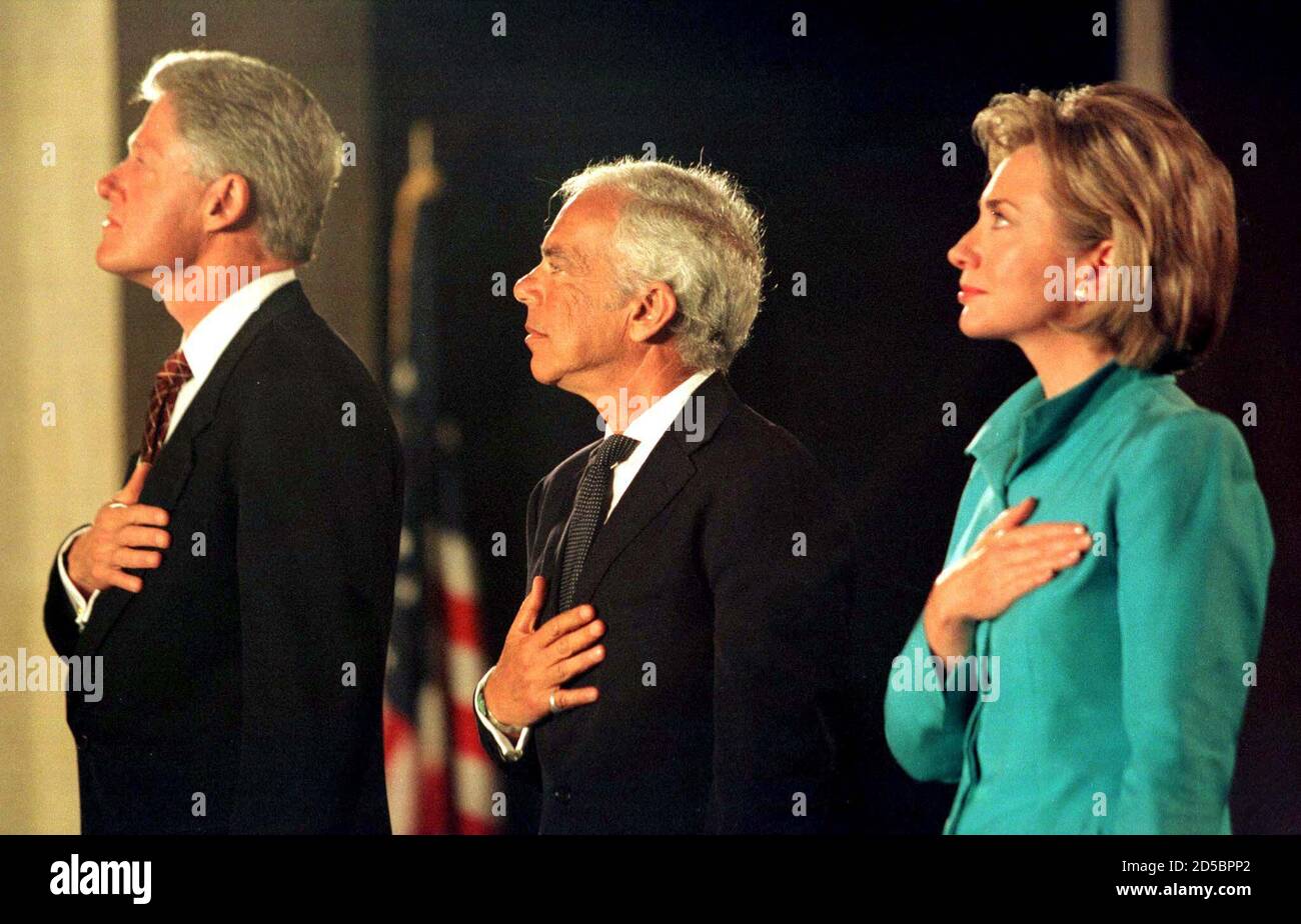 Mirar atrás Mancha compensar Presidente Clinton (L) diseñador de moda Ralph Lauren (C) y primera Dama  Hillary Rodham Clinton cubren sus corazones durante el himno nacional 13 de  julio en el Museo Nacional Smithsonian de Historia