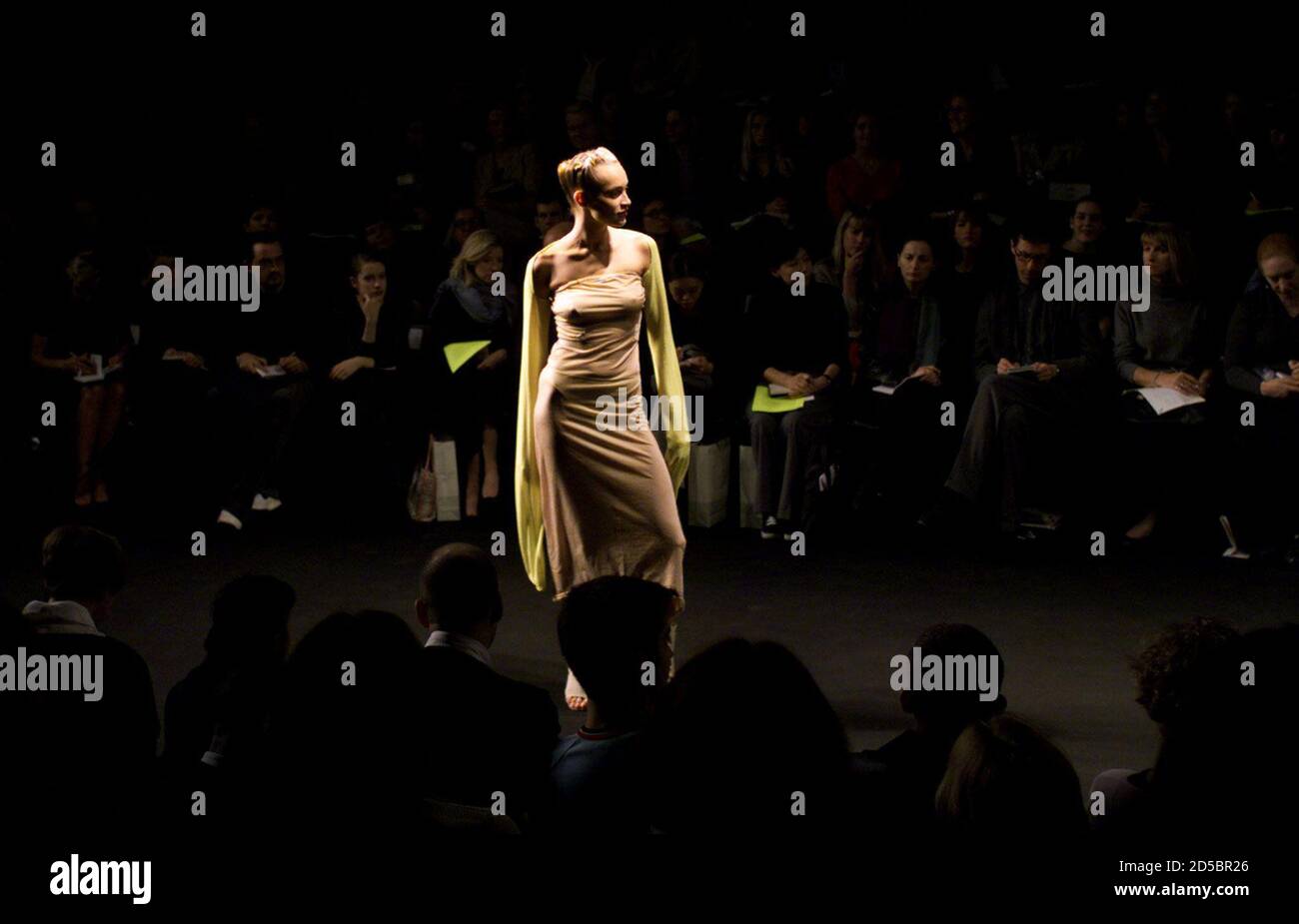 Un modelo presenta un vestido de la diseñadora española Amaya Arzuaga  durante su programa de verano de primavera en Londres el 29 de septiembre.  La colección de hoy forma parte de la