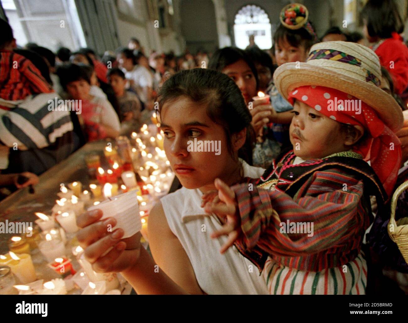 Niño guatemalteco vestido con traje indio junto con su madre ruega a la Virgen de Guadalupe el 12 de diciembre, en la Basílica de Guadalupe. Miles de devotos católicos traen a sus Niño guatemalteco vestido con traje indio junto con su madre ruega a la Virgen de Guadalupe el 12 de diciembre, en la Basílica de Guadalupe. Miles de devotos católicos traen a sus