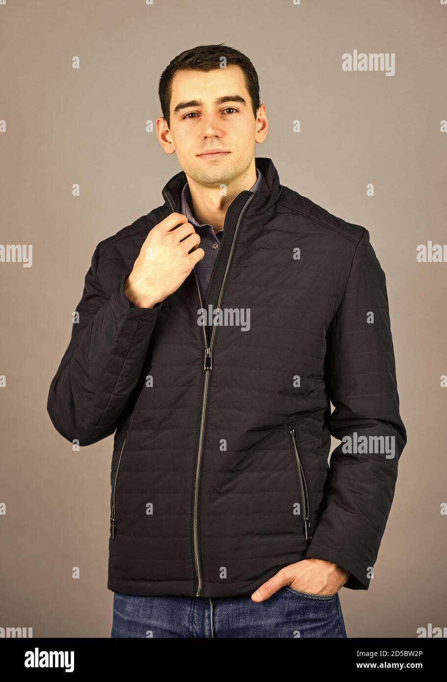 Estilo cómodo. Para una vida exitosa. Moda de invierno. Tipo vestir chaqueta  de invierno negro. Elegante y cómodo. Invierno ropa de hombre con estilo. Chaqueta  negra cálida de hombre caucásico. Ropa de