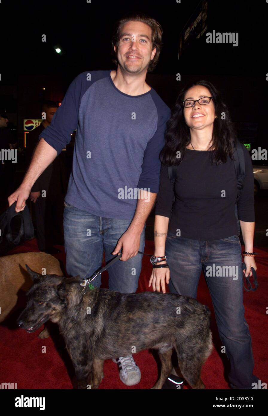La actriz Janeane Garofalo, estrella de la nueva película de comedia 'Log  Park', posará con su perro y amigo Craig Bierko cuando lleguen al estreno  de la película, el 23 de septiembre