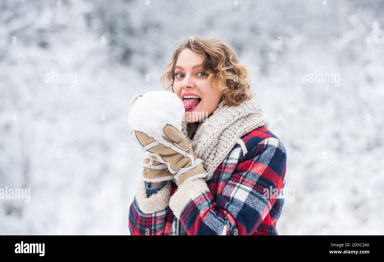 Disfrutar De Cada Copo De Nieve. Jovencita Emocional Divertida Al Aire  Libre. Ropa De Invierno. Mujer Lleva Puesto Accesorios Cali Imagen de  archivo - Imagen de nieve, parque: 258410685
