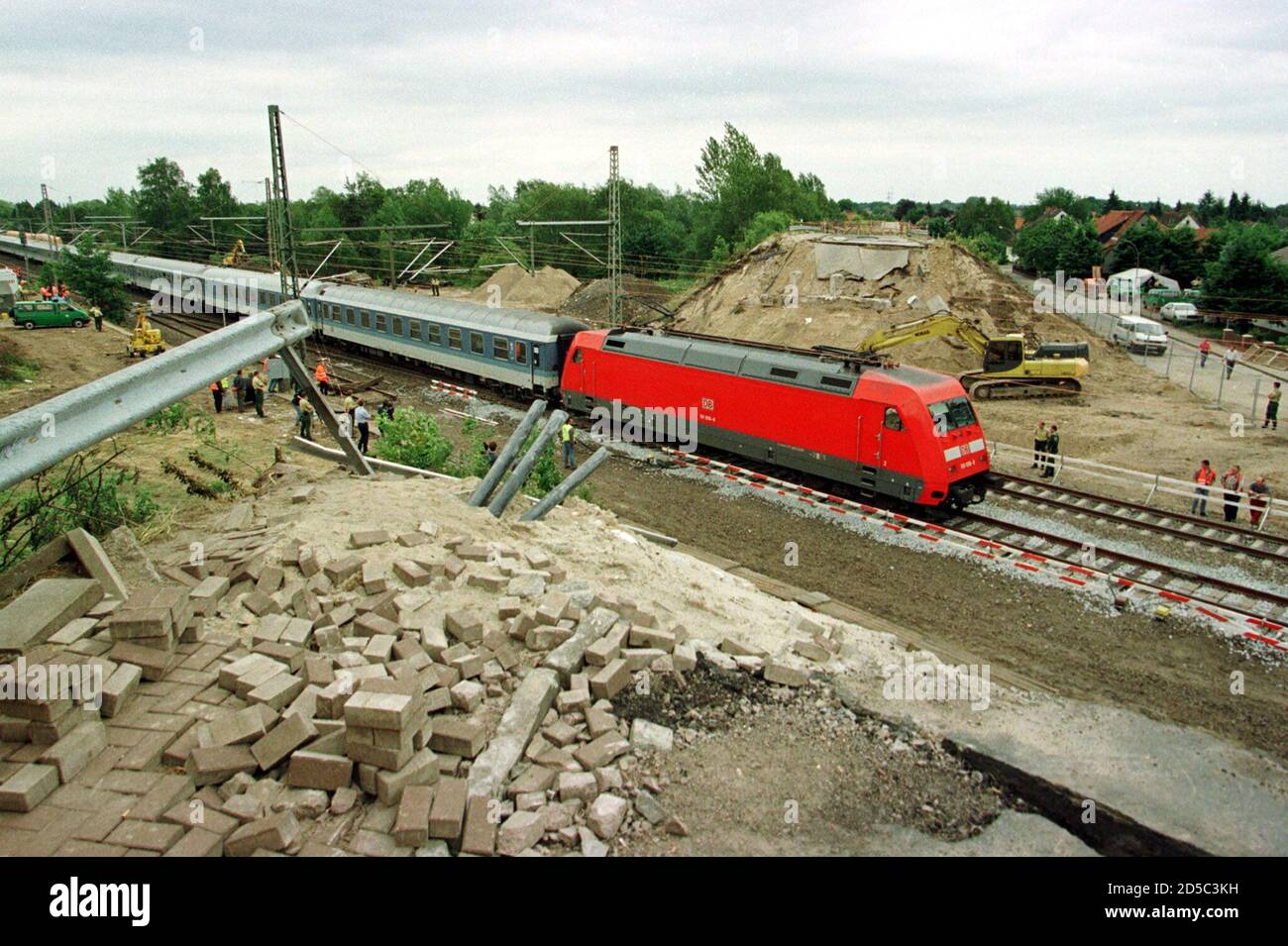 El tráfico ferroviario se reanuda con el primer tren de cercanías pasando  lentamente por el lugar del accidente en Eschede el 9 de junio, donde un  tren de alta velocidad InterCity Express