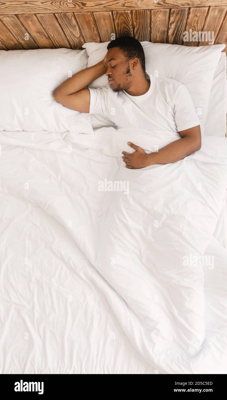 Hombre negro acostado en la cama fotografías e imágenes de alta resolución  - Página 6 - Alamy