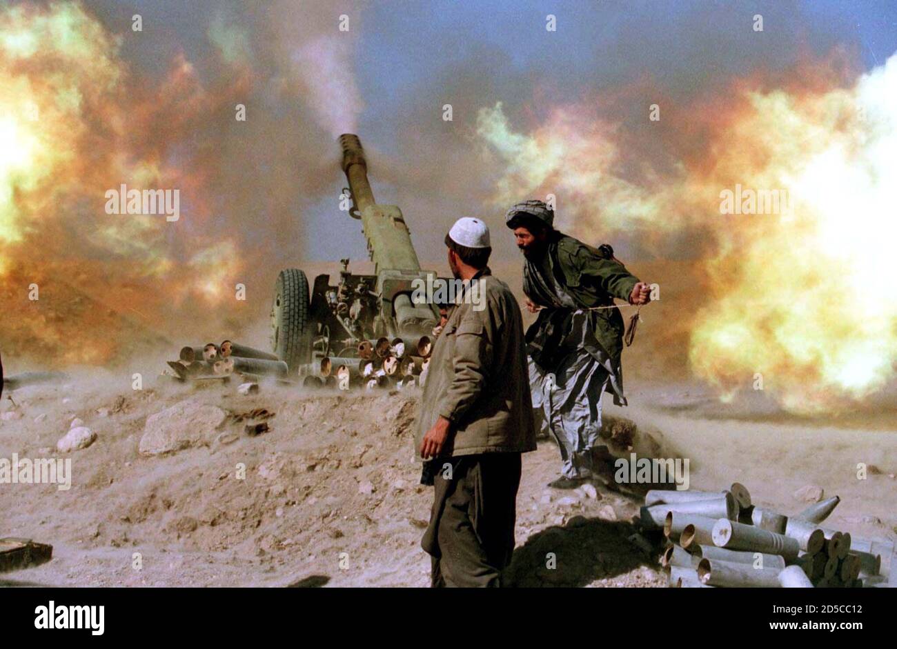 Los combatientes talibanes islámicos afganos disparan un cañón de origen soviético contra las antiguas fuerzas gubernamentales en la línea de entrada, a 30 km al norte de la capital afgana, Kabul, 5 de noviembre. [El despido del gobierno de Pakistán del primer Ministro Benazir-Bhutto podría tener importantes ramificaciones para la milicia talibana de Afganistán, ahora encerrada en guerra con una alianza del norte.] Foto de stock