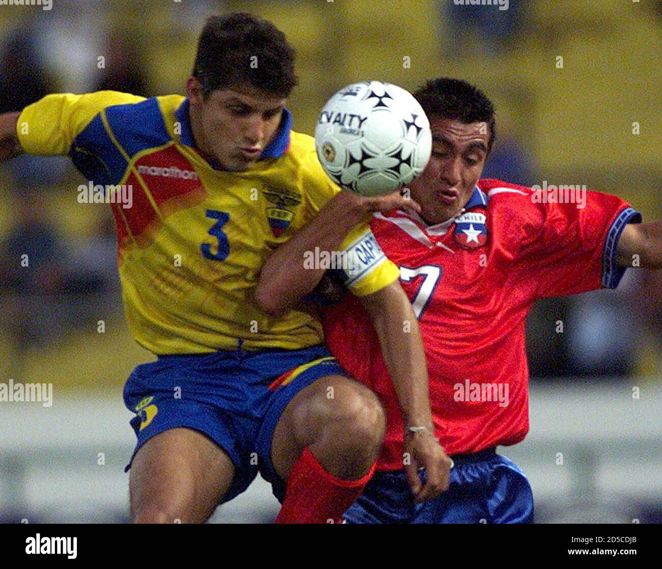 Rodolfo Moya de Chile (R) lucha por el control del balón con Carlos Hidalgo  de Ecuador en el primer partido del Campeonato Sudamericano de fútbol  sub-20 el 5 de enero. Diez equipos
