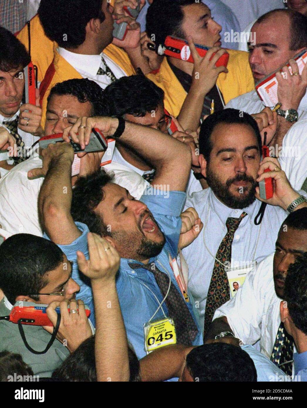 Los comerciantes de valores gritan en la campana de apertura en la bolsa de  Sao Paulo el 13 de enero, después de que el comercio se retrasó por más de  una hora.