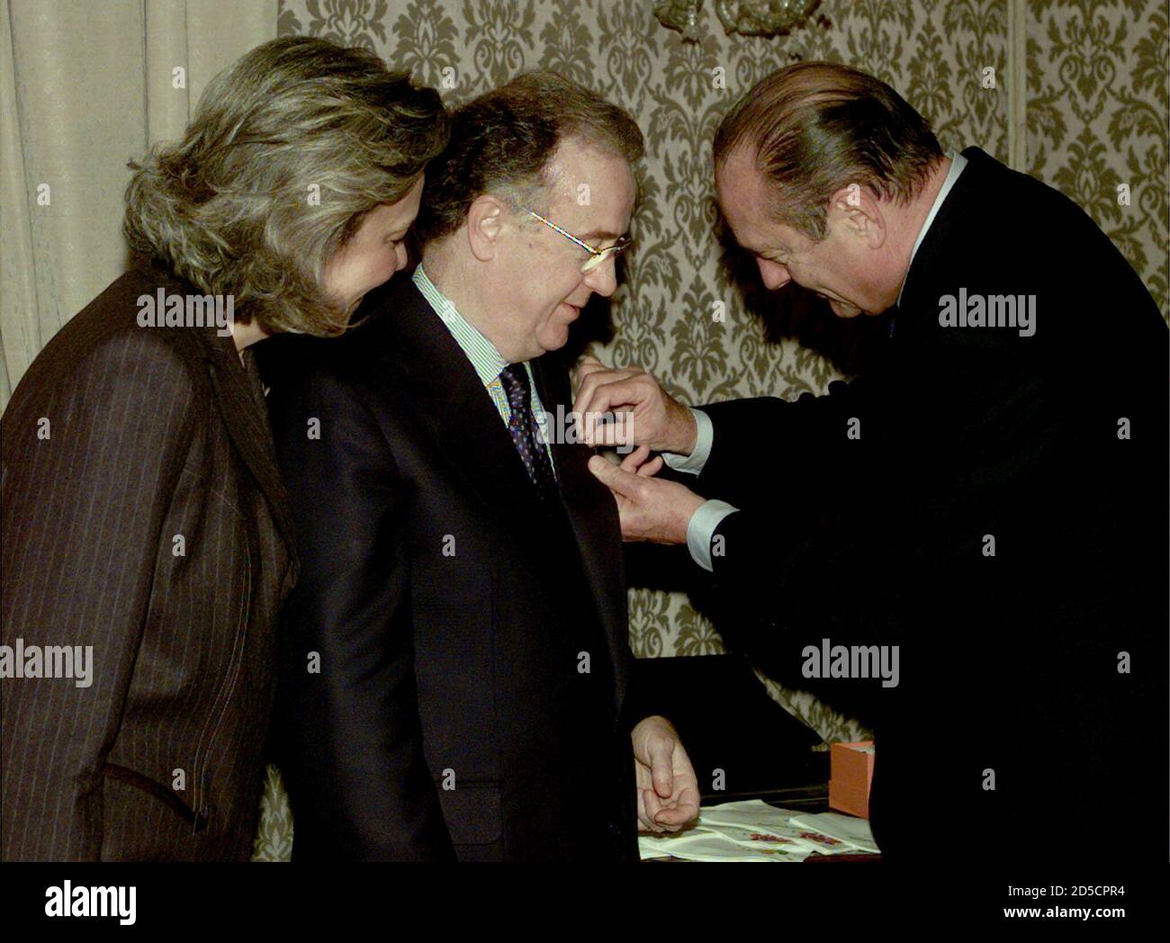 El presidente portugués Jorge Sampaio (C) acompañado por su esposa María  José Rita (L) recibe de su homólogo francés Jacques Chirac (R) la insignia  de honor de la Gran Cruz de la