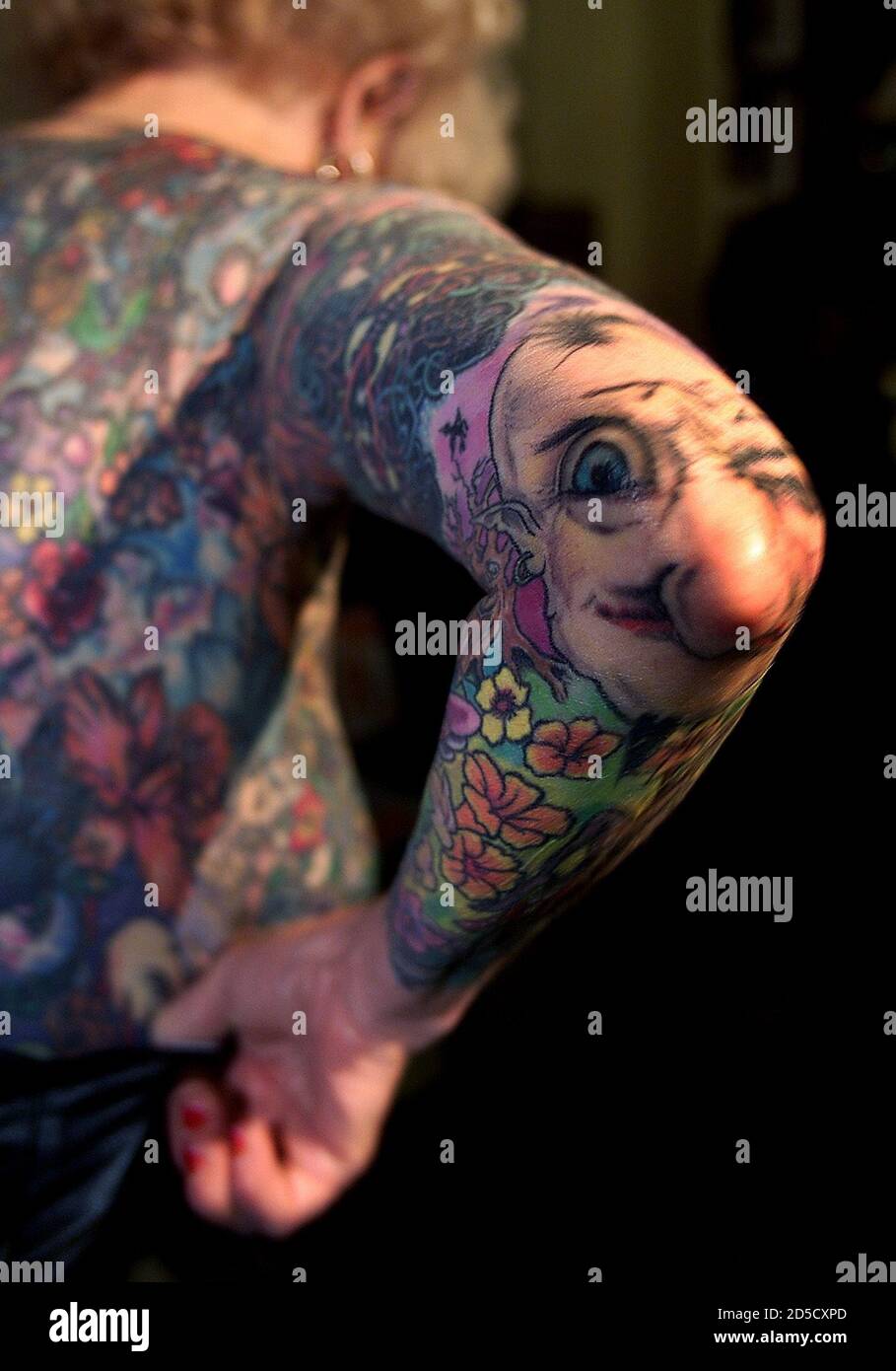 Isobel Varley de Stevenage,Inglaterra muestra su codo tatuado en una tienda  de tatuajes en Berlín, 1 de diciembre. Varley es, según el libro de Guiness  de los discos, la mujer mayor más