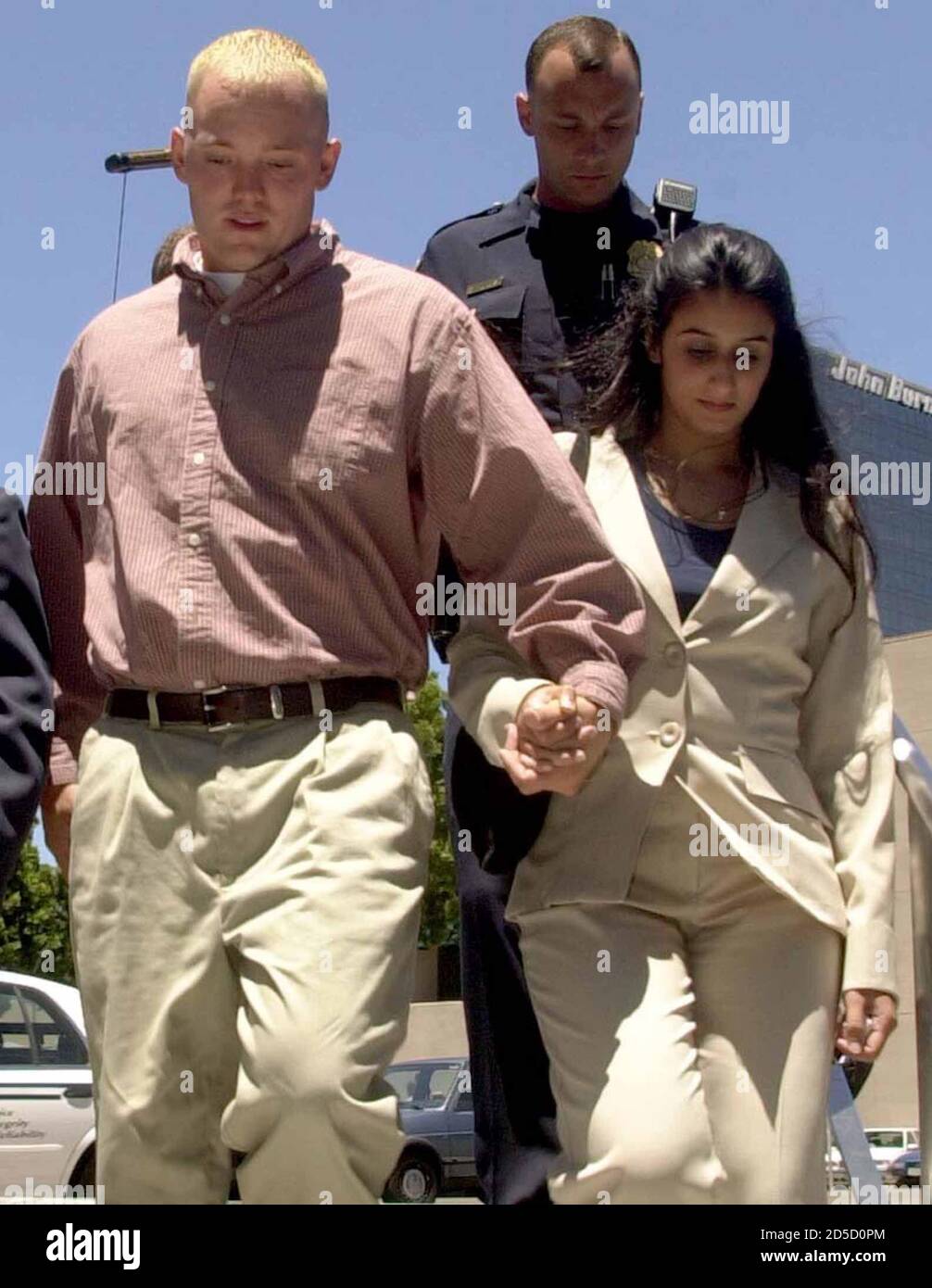 La Princesa Bahraini Miriam Al Khalafi Derecha Y Su Esposo El Cuerpo De Infanteria De Marina De Los Estados Unidos Pfc Jason Johnson Centro Son Escoltados Por Abogados Y Fuerzas Del Orden Publico