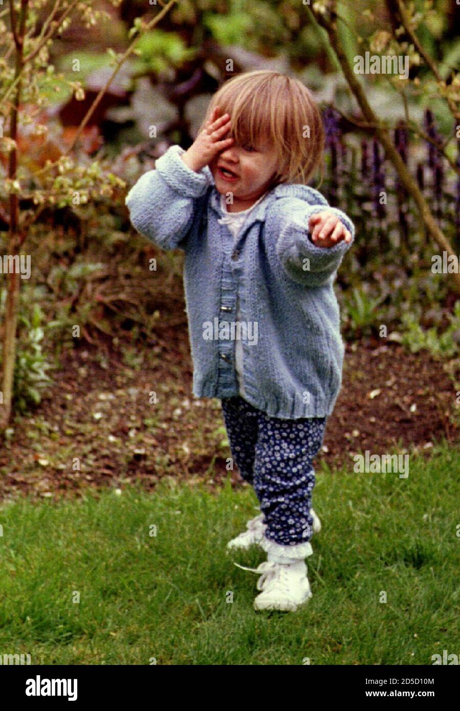 Desarrollar diseñador Analgésico Frances Bean Cobain, 20-month-old daughter of late Nirvana lead singer Kurt  Cobain, wipes her eye as she wanders through the backyard of their family  home in Seattle April 9 Fotografía de stock -