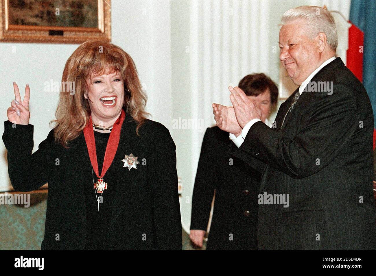 El presidente ruso, Boris Yeltsin, se apresura a la cantante pop Alla Pugacheva mientras ella se muestra después de otorgarle la orden de "Servicio a la Patria" en el Kremlin el 15 de abril. Pugacheva, una de las cantantes pop rusas más famosas, celebra su 50 cumpleaños el jueves. MF/WS Foto de stock
