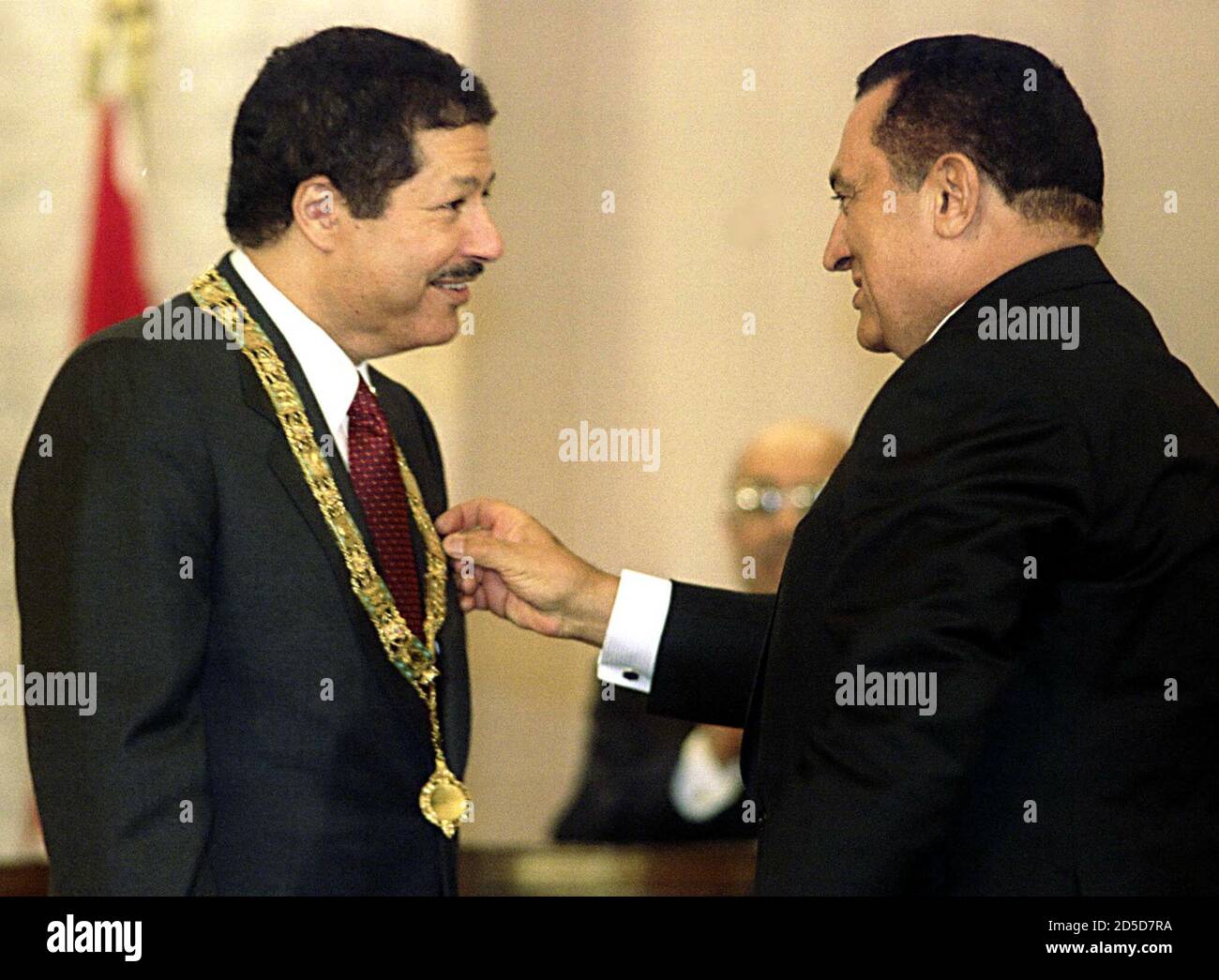 EGIPTO:CAIRO,16DEC99-Ahmed Zewail (L), ganador del premio químico egipcio, recibe el collar del Nilo de oro, el premio más prestigioso del país, del presidente egipcio Hosni Mubarak el 16 de diciembre por ganar el Premio Nobel de Química el viernes en Estocolmo. Zewail le dijo a Mubarak con broma, "para decirle la verdad, es bastante pesado (el collar)". Zewail es el segundo premio Nobel egipcio después de que el novelista Naguib Mahfouz ganó el premio de literatura en 1988. AN Foto de stock