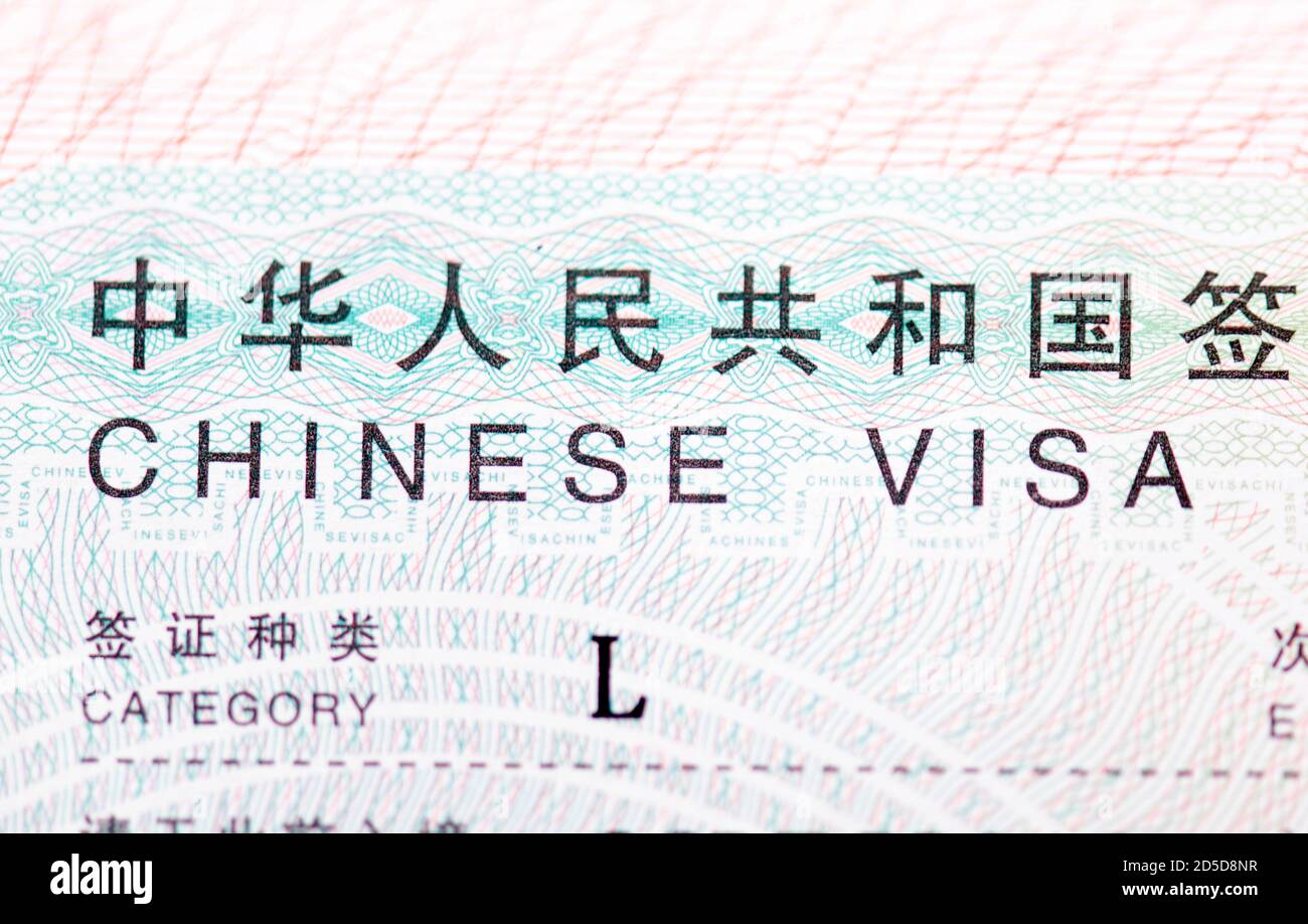 PEKÍN - 22 DE SEPTIEMBRE: Parte de primer plano de la Visa China en pasaporte el 22 de septiembre. 2020 en China Foto de stock