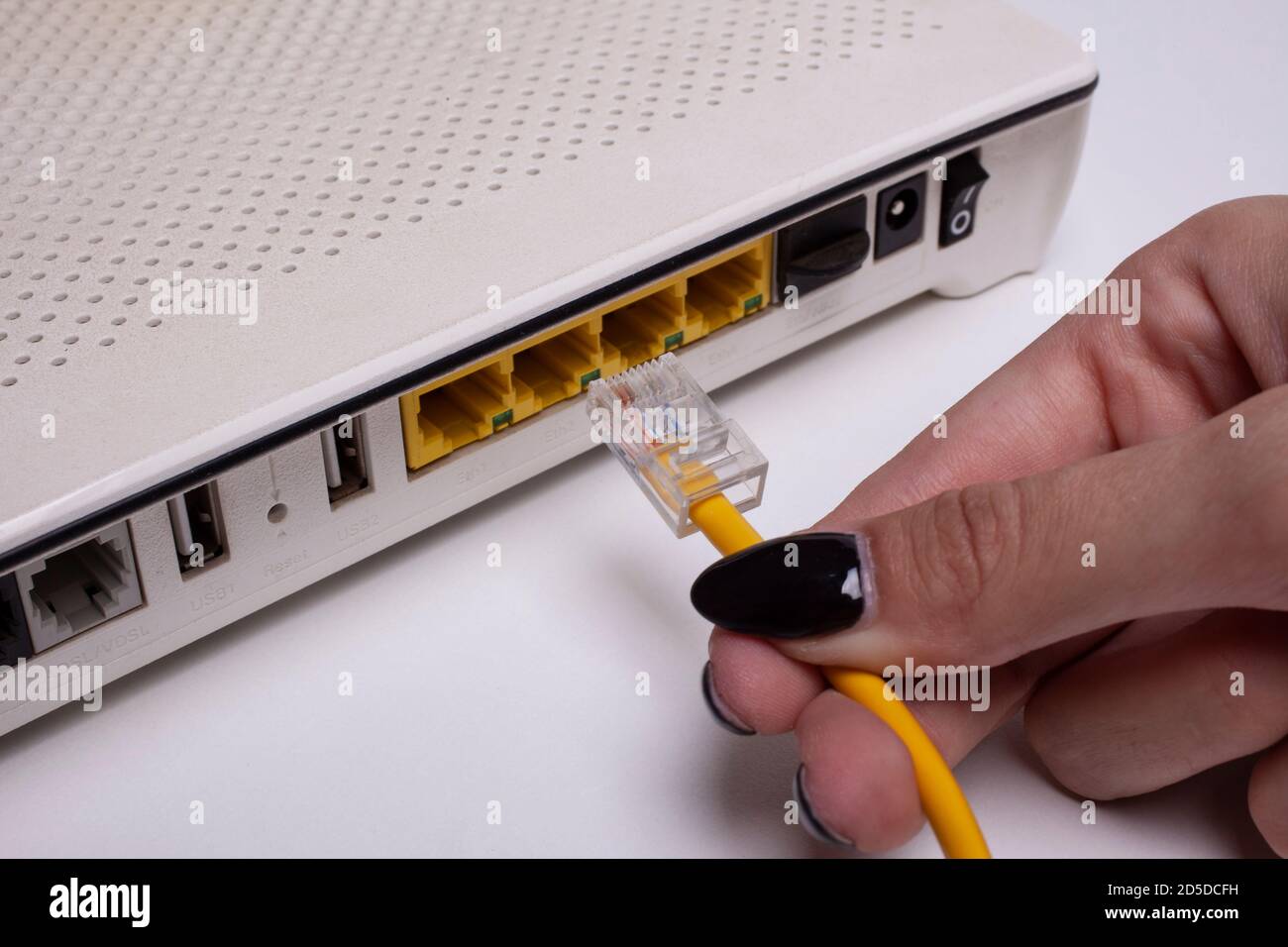 Módem de Internet y red de conexión por cable ethernet Fotografía de stock  - Alamy
