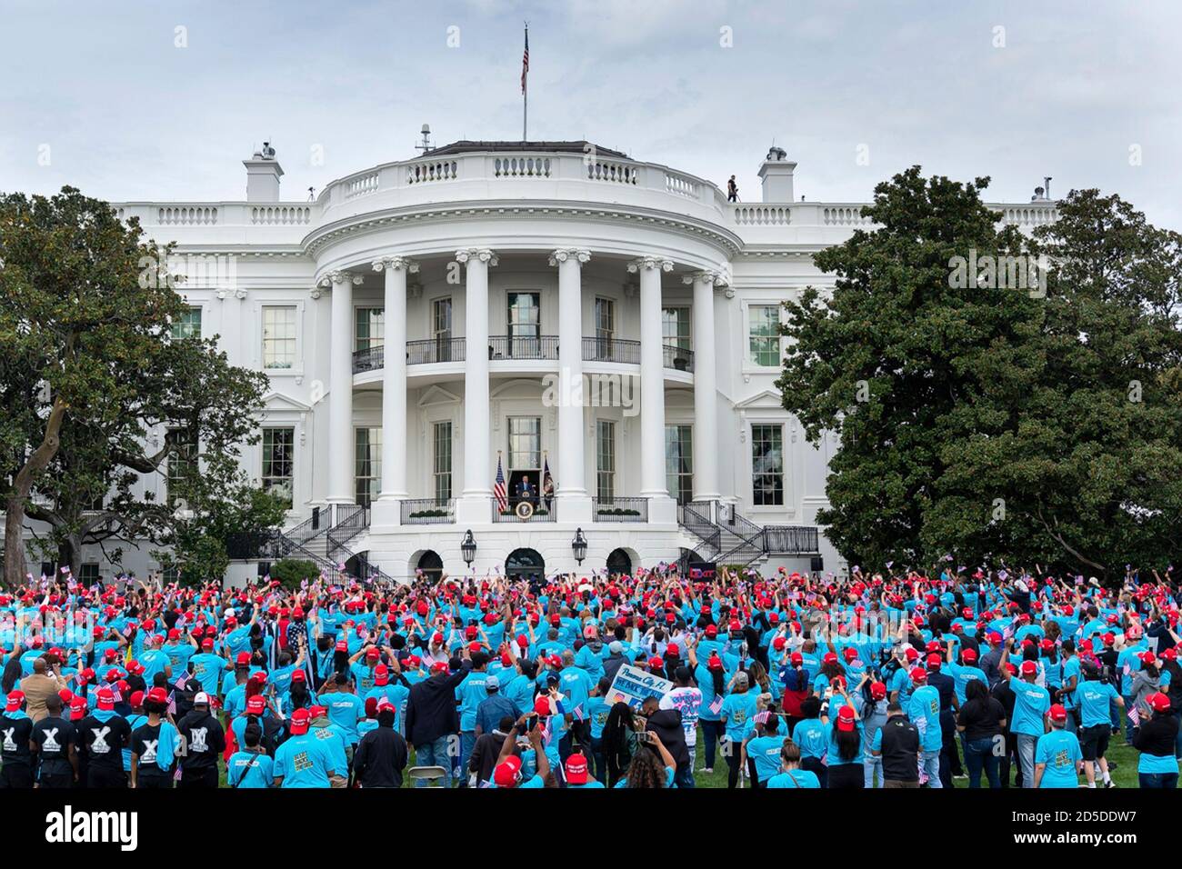 El defensor del presidente estadounidense Donald Trump, vestido con sombreros de la MAGA rojos, animó durante una campaña de campaña temática de ley y orden en el South Lawn of the White House el 10 de octubre de 2020 en Washington, DC. Foto de stock