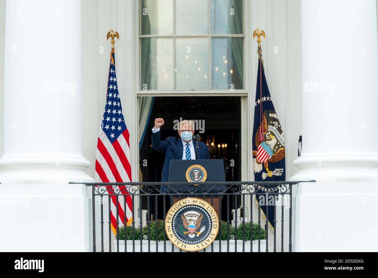 El presidente de Estados Unidos, Donald Trump, se dirige a un mitin de campaña temática de ley y orden desde el Blue Room Balcony de la Casa Blanca el 10 de octubre de 2020 en Washington, DC. Foto de stock