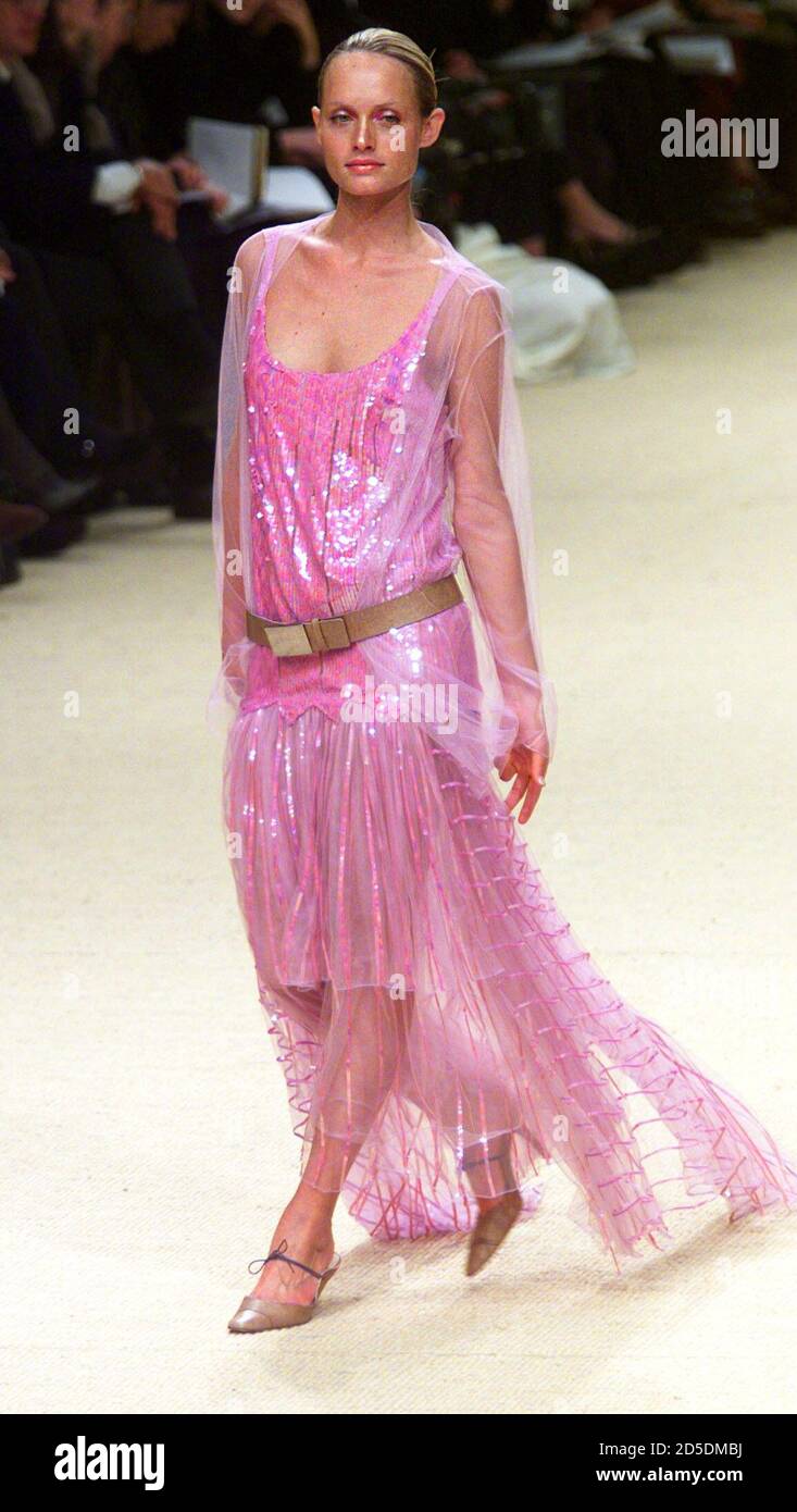 Parcial enfermedad Plasticidad Un modelo para la casa de moda francesa Chanel diseñado por el diseñador  alemán Karl Lagerfeld presenta este vestido rosa de la pantorrilla con  falda transparente de cuadros y cinturón de peón