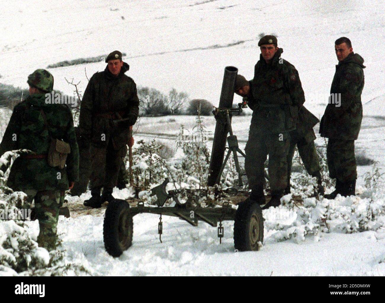 Los soldados del ejército yugoslavo se preparan para disparar un