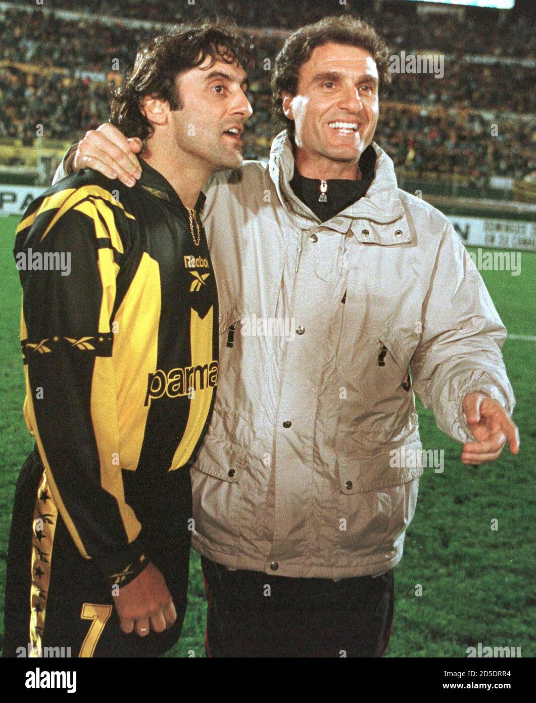 La Ex Estrella Del Futbol Enzo Francescoli L Conversa Con Oscar Rugeri Entrenador De San Lorenzo Despues De Un Partido Amistoso En Montevideo Septiembre De 27 Francescoli Jugo Hoy Para Celebrar El