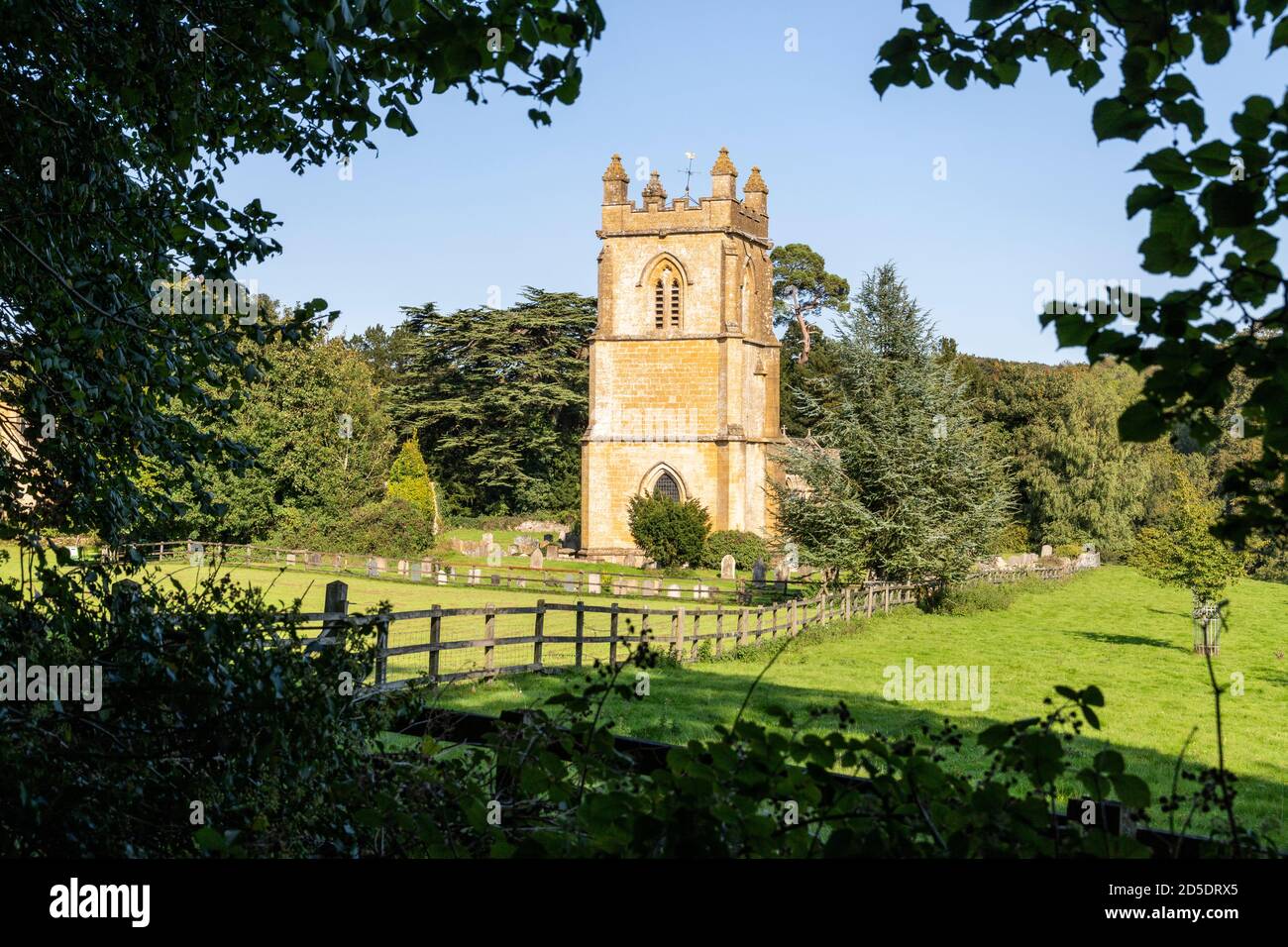 Iglesia de Santa María en el pueblo Cotswold de Temple Guiting, Gloucestershire, Reino Unido Foto de stock
