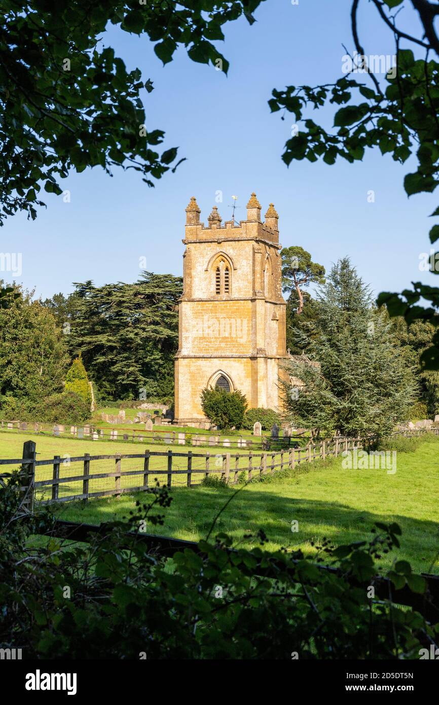 Iglesia de Santa María en el pueblo Cotswold de Temple Guiting, Gloucestershire, Reino Unido Foto de stock