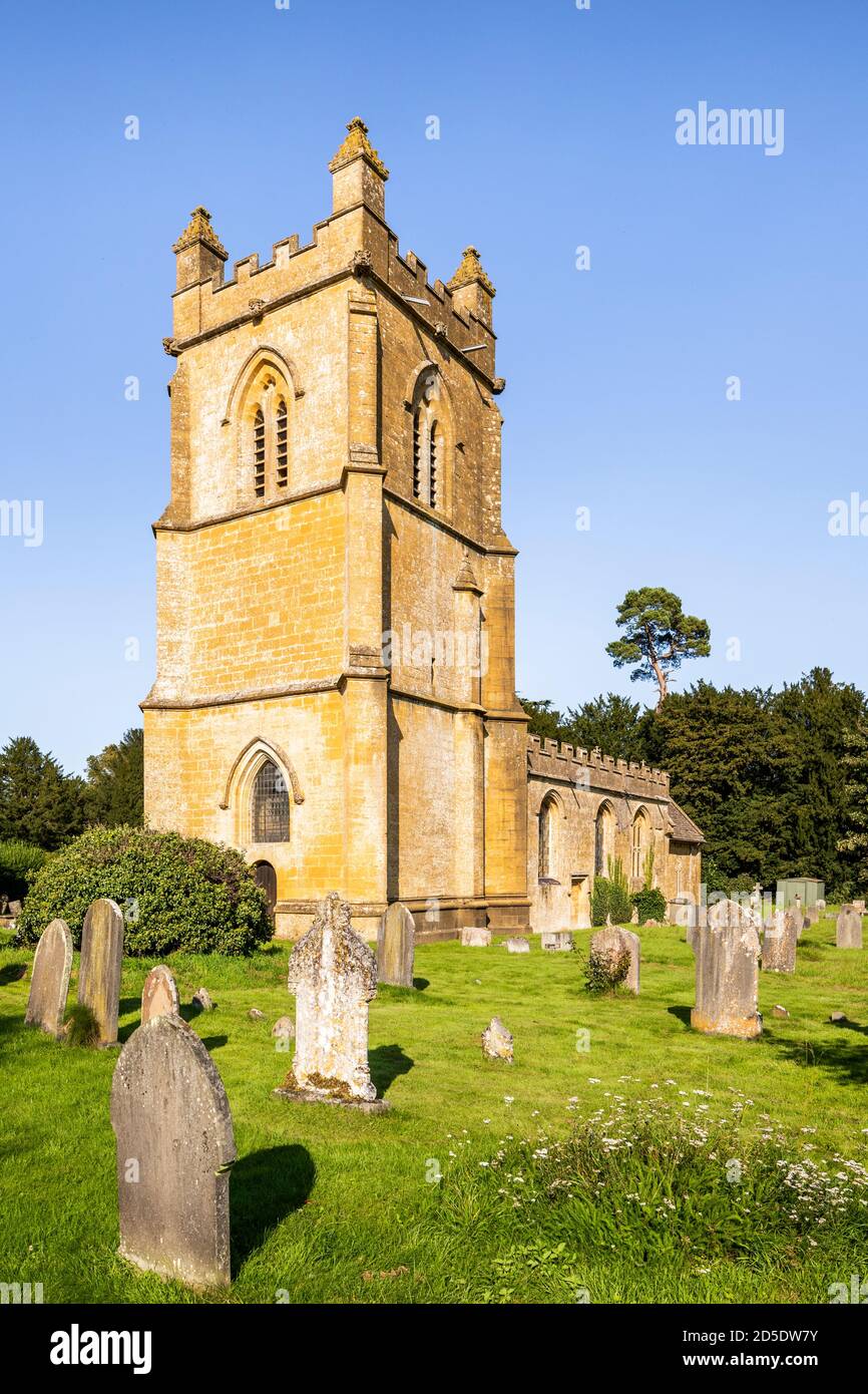 Iglesia de Santa María en el pueblo Cotswold de Temple Guiting, Gloucestershire, Reino Unido Foto de stock