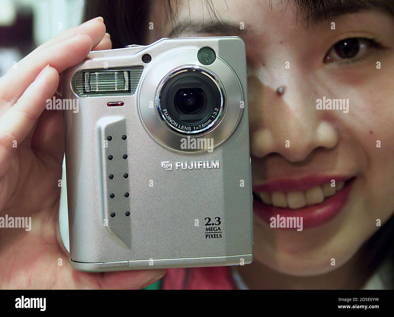 Kazumi Hiraiwa, empleado de Fuji Photo Film, mira a través del visor de la  nueva cámara digital de bolsillo de 2.3 millones de megapíxeles FinePix  2700, presentada en Tokio el 4 de