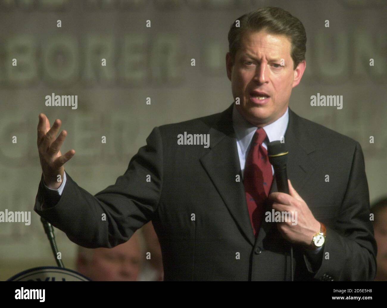 Candidato presidencial democrático, el vicepresidente al Gore se dirige a la convención AFL-CIO de Pennsylvania en Filadelfia, marzo de 15. Un día después de bloquear la nominación demócrata, Gore advirtió a los partidarios del trabajo organizado el miércoles que los republicanos estaban "organizando las barricadas" en la carrera por la Casa Blanca. TMS/SV Foto de stock