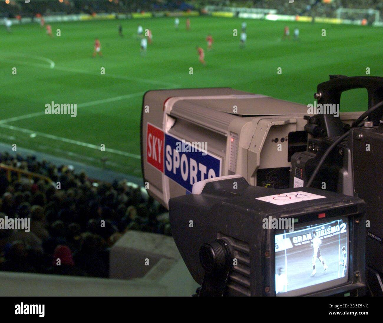 Infantil Arroyo conjunto Una de las 35 cámaras de televisión Sky sigue la acción durante la  transmisión en directo del partido de la Liga Premier Inglesa de Tottenham  Hotspur contra Middlesbrough en White Hart Lane