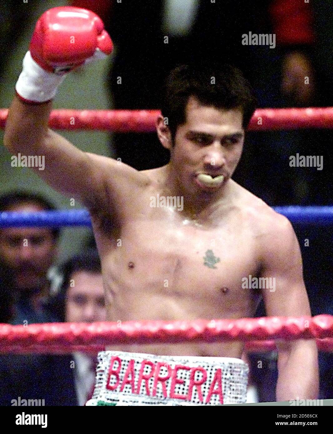 El boxeador mexicano Marco Antonio Barrera levanta su mano en victoria  después de un golpeteo sobre el brasileño Luis Claudio Fleitas para el  título de peso welter de la Organización Mundial de