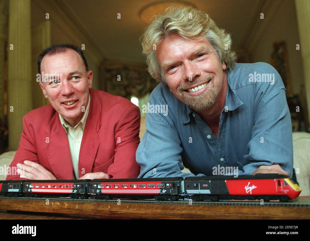 El presidente de Stagecoach, Brian Souter (L), y el jefe del grupo Virgin,  Richard Branson, posan para los fotógrafos mientras se ponen en una  asociación de capital para dirigir el grupo Virgin