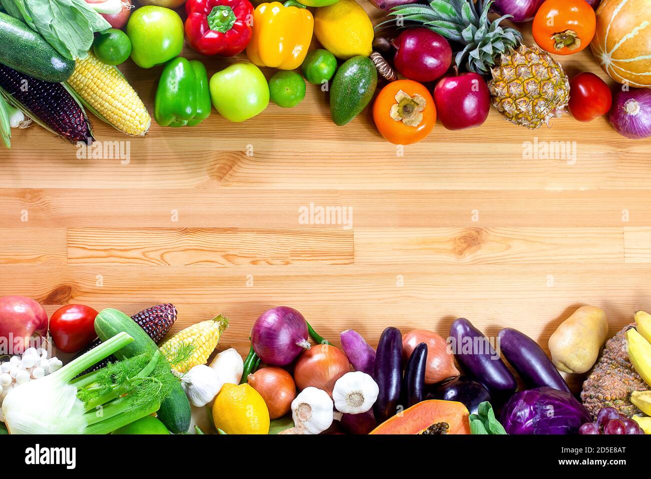 Verduras frescas y frutas sobre un fondo de madera con copia Espacio, frutas y verduras de