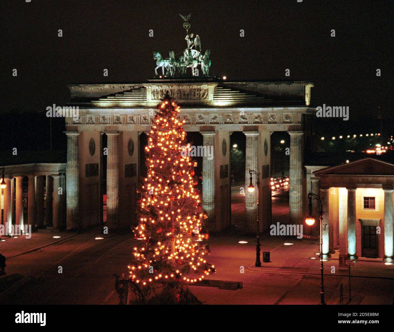 Agregar obra maestra Prehistórico Las luces del árbol de Navidad de 1998 se encienden durante la ceremonia  oficial de iluminación frente al famoso monumento histórico de Berlín, la  Puerta de Brandenburgo, noviembre de 29. El árbol