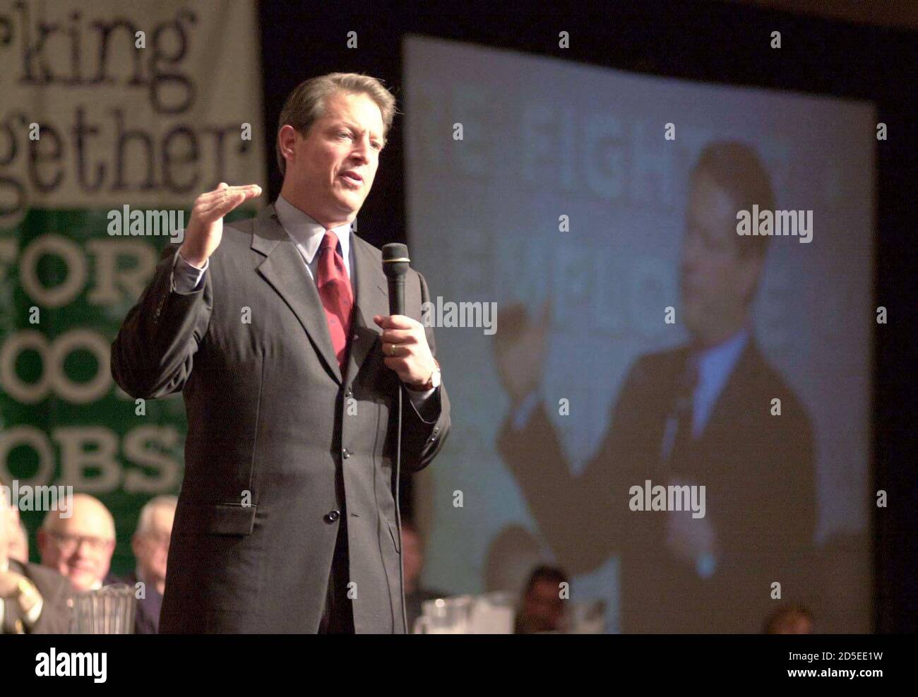 Candidato presidencial democrático, el vicepresidente al Gore se dirige a la convención AFL-CIO de Pennsylvania en Filadelfia, marzo de 15. Un día después de bloquear la nominación demócrata, Gore advirtió a los partidarios del trabajo organizado que los republicanos estaban "organizando las barricadas" en la carrera por la Casa Blanca. TMS/SV Foto de stock