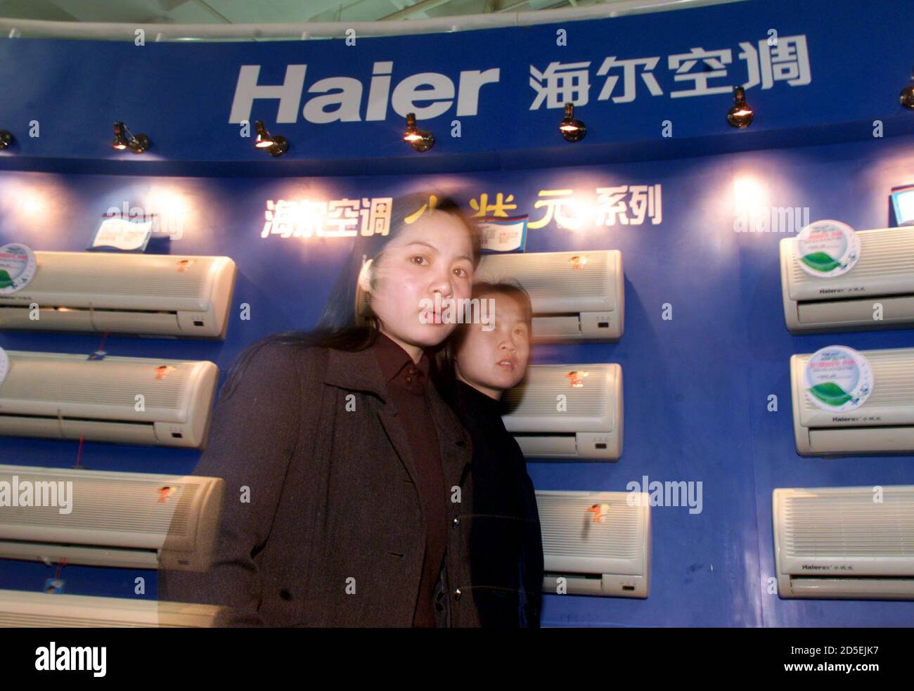 Globo arrendamiento Flor de la ciudad Las mujeres pasan acondicionadores de aire fabricados por la compañía China  Qingdao Haier Group en exhibición en una exposición en Beijing el 8 de  abril. El fabricante chino de electrodomésticos planea recaudar
