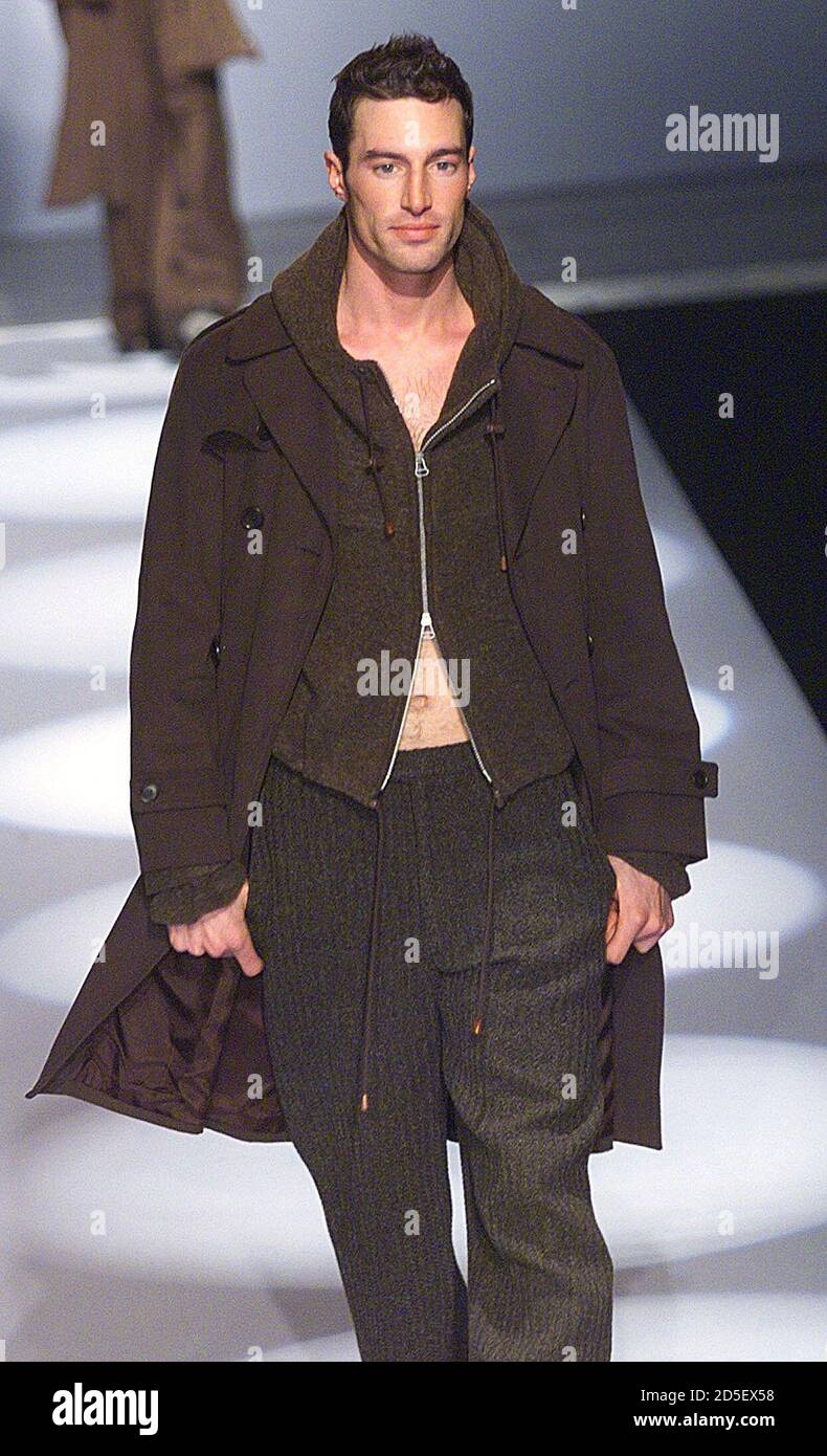 Un modelo para el diseñador belga Olivier Strelli presenta este abrigo  marrón sobre la parte superior marrón con cremallera y encapuchada con sacos  marrones como parte de su colección de moda Otoño/Invierno