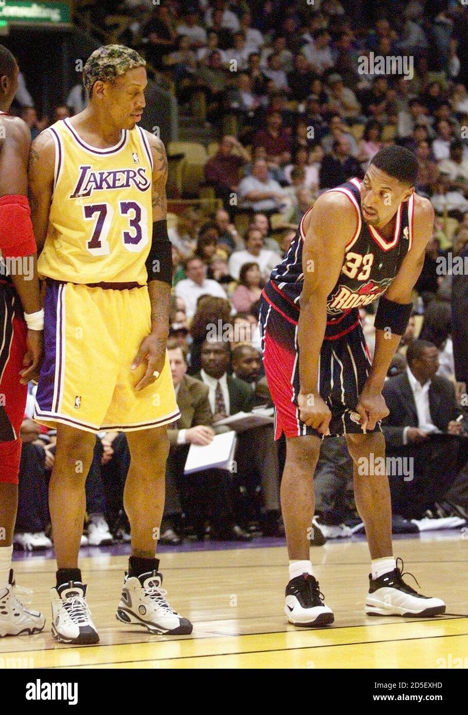 Muchas situaciones peligrosas principal Resbaladizo La ex estrella de Chicago Bulls Dennis Rodman, ahora de los Angeles Lakers,  y Scottie Pippen de los Houston Rockets se alinean para un tiro de faltas  en el primer período de