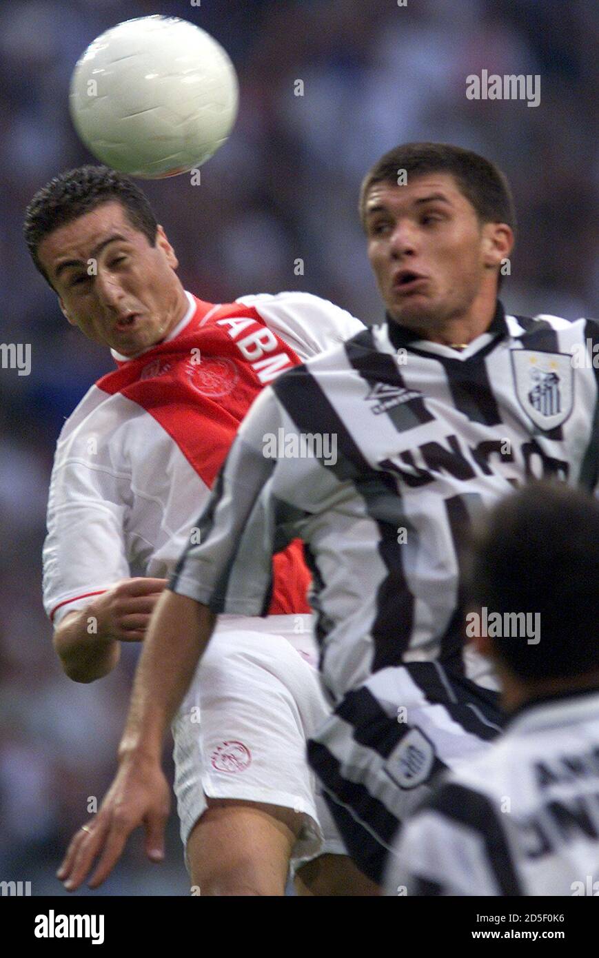 El jugador griego Nikos Machlas (L) de Ajax Amsterdam duelos con Gustavo  del equipo brasileño FC Santos durante su partido en el torneo de Amsterdam  el 31 de julio. Cuatro equipos de