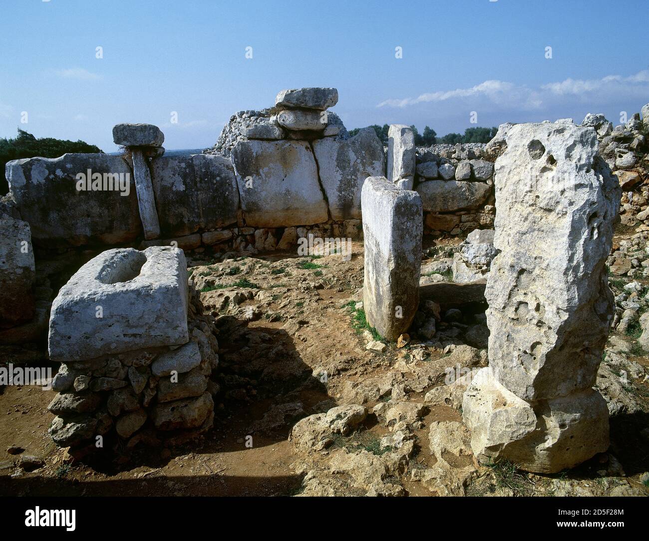 España, Islas Baleares, Menorca, Alaior. Torre d'en Galmés poblado talayótico. Fue ocupada durante la Edad de Bronce temprana, alrededor del 1600 AC, permaneciendo allí hasta la época medieval. Vista del recinto de la taula. Foto de stock