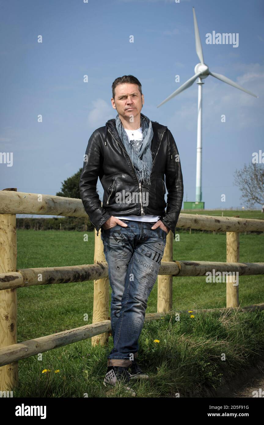 Dale Vince OBE fundador de Ecotricity la primera compañía de energía verde del mundo fotografiada en uno de sus aerogeneradores en Stoud, donde la compañía tiene su sede. Foto de stock