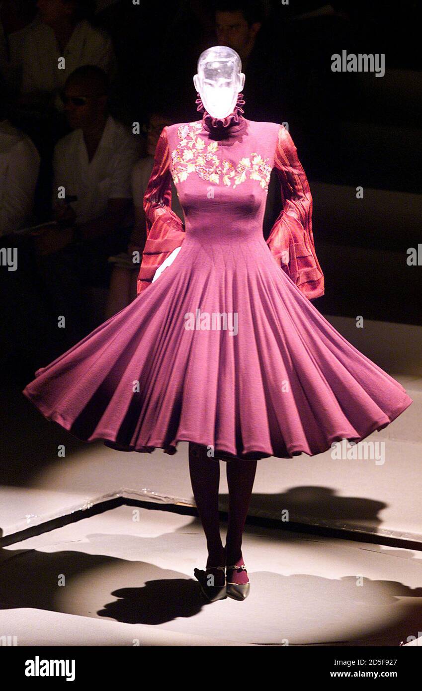 Un vestido de lana bordada con cuello alto de volantes y mangas de  terciopelo acampanado forma parte de la colección de moda de otoño/invierno  1999/2000 Givenchy que se presentó el 18 de