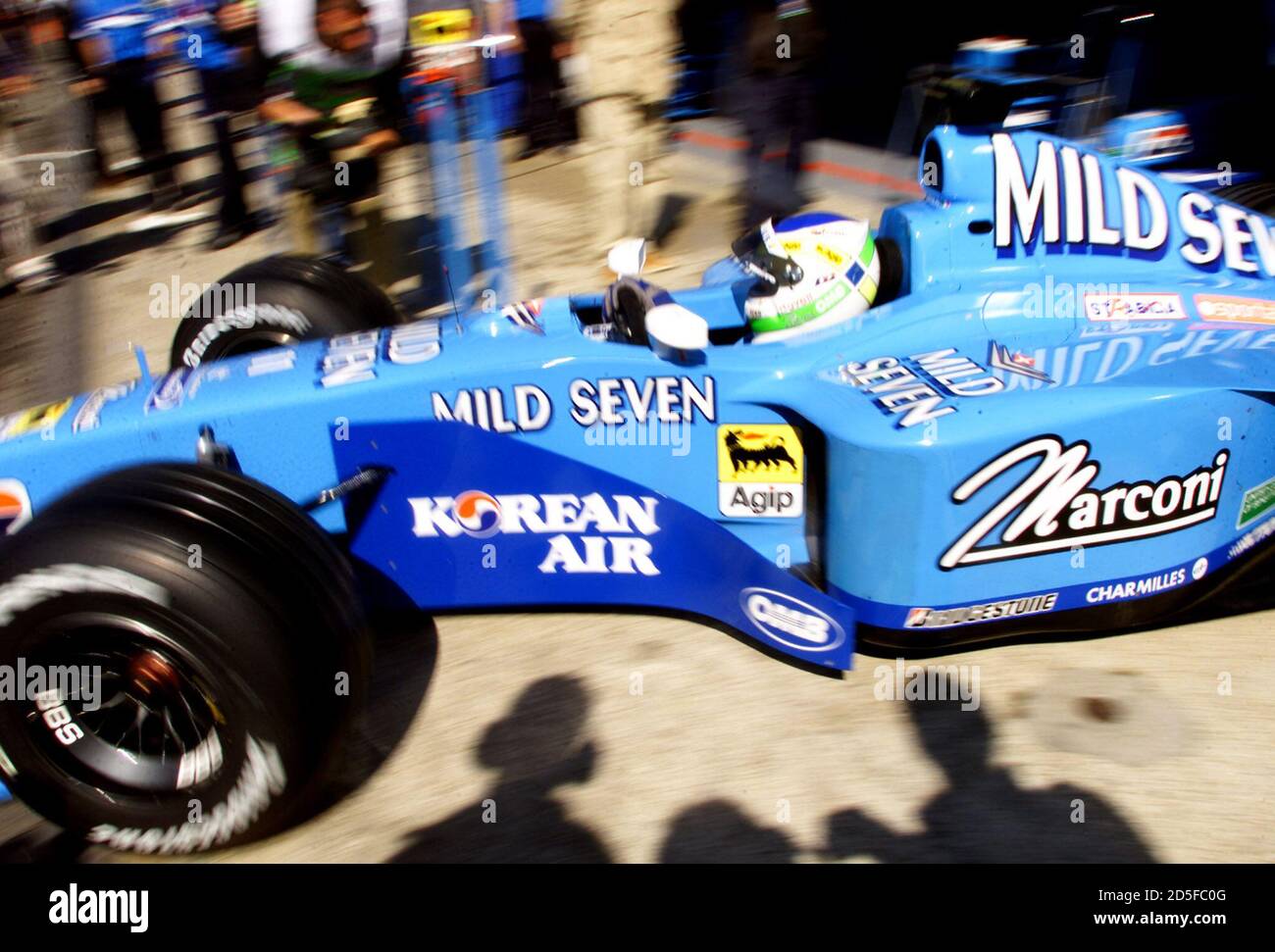 El piloto italiano Giancarlo Fisichella sale de las pistas de su coche  Benetton durante la primera sesión de práctica programada en Imola el 7 de  abril. El Gran Premio de San Marino