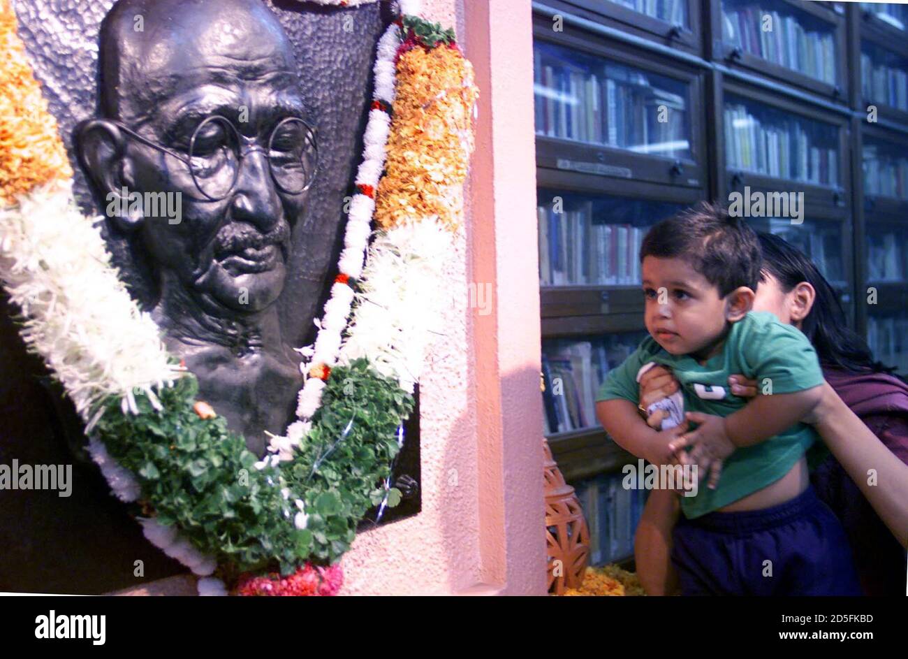 JIGNESH, de dos años de edad, en Bombay, consigue una visión más cercana en Bombay el 2 de octubre de una escultura Mahatma Gandhi, el arquitecto de la libertad de la India del gobierno británico. El gobierno ha declarado hoy día festivo con ocasión del aniversario del nacimiento de Gandhi. También llamado el "Padre de la Nación", Mahatma Gandhi fue asesinado en 1948 poco después de que la India ganara la independencia. SK/TAN Foto de stock