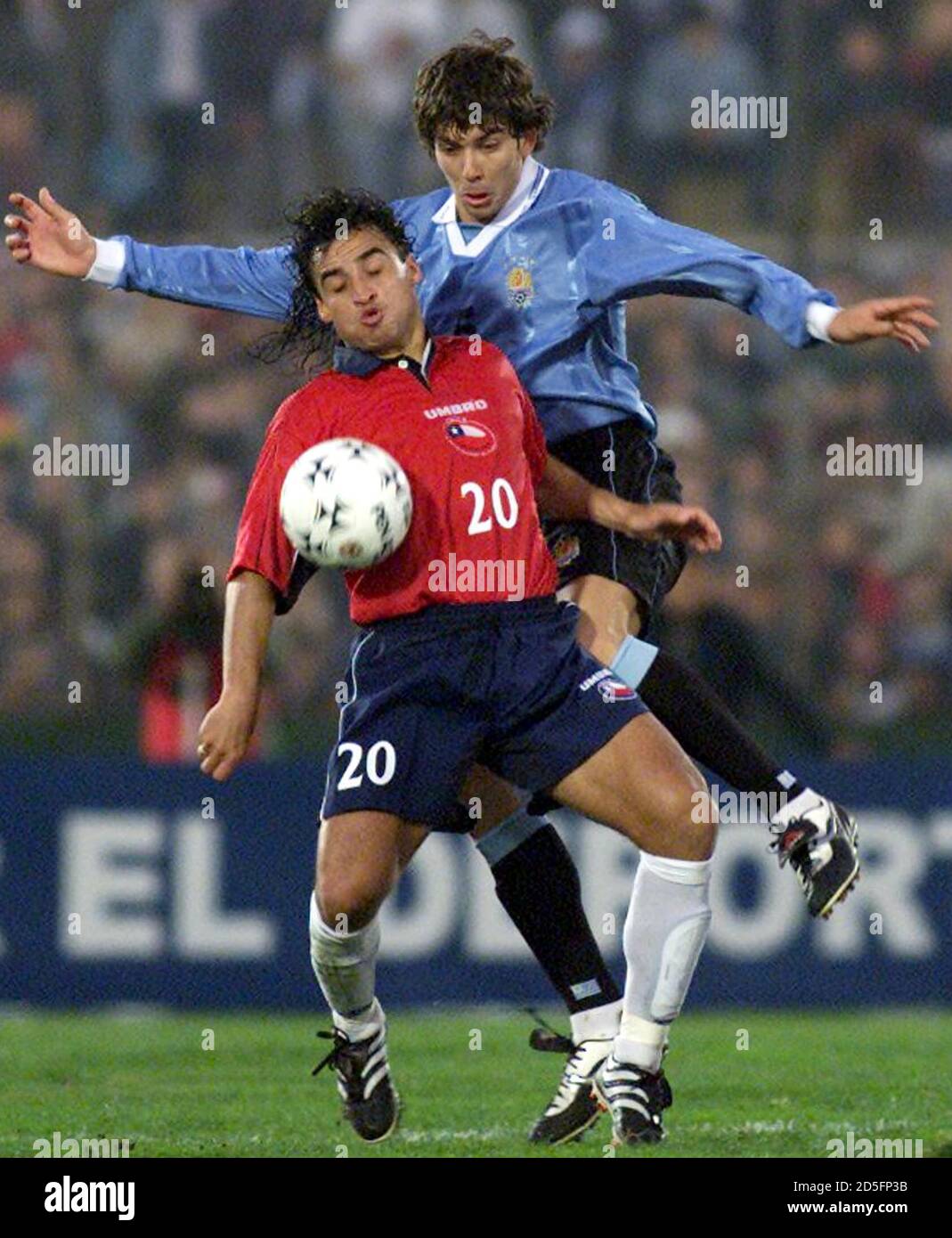 Fabian Estay L Del Equipo Nacional De Futbol Chileno Lucha Por El Balon Con Dario Rodriguez De Uruguay En Su Partido De Clasificacion De La Copa Del Mundo Jugado El 3 De