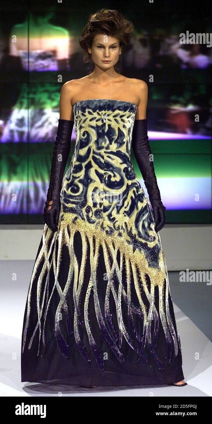 Model lleva un traje del diseñador italiano Gattinoni como parte de su  desfile de moda de alta costura de 2000-2001 en Roma julio de 17. El  desfile de moda continuará hasta el