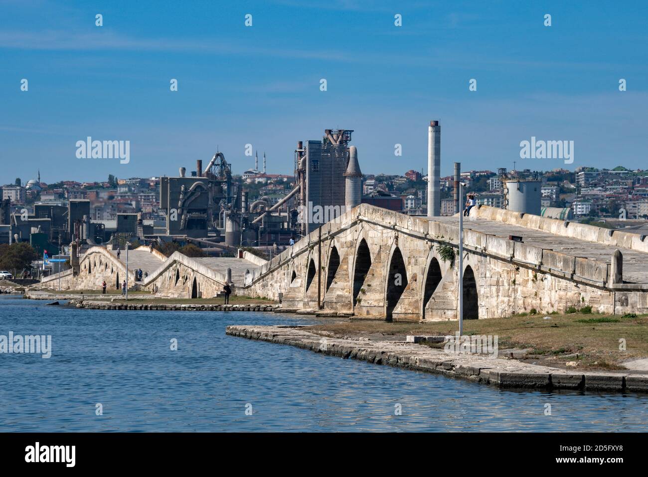 El puente de piedra Buyukcekmece, Estambul, Turquía Foto de stock