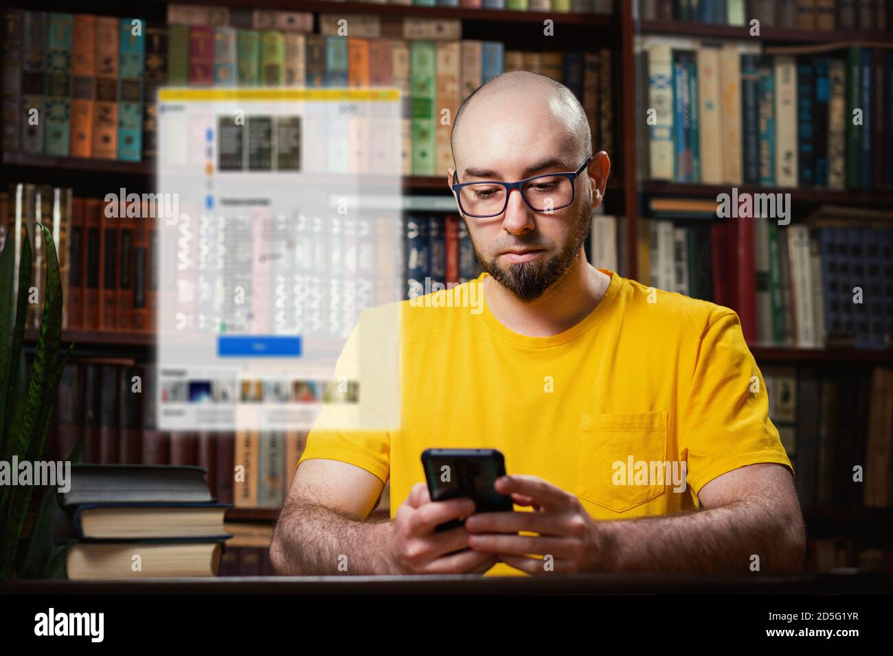 Red social. Un hombre calvo con gafas utiliza un smartphone. Ventana de borrado digital sobre el teléfono. Hay estantes de libros en el fondo. El contras Foto de stock